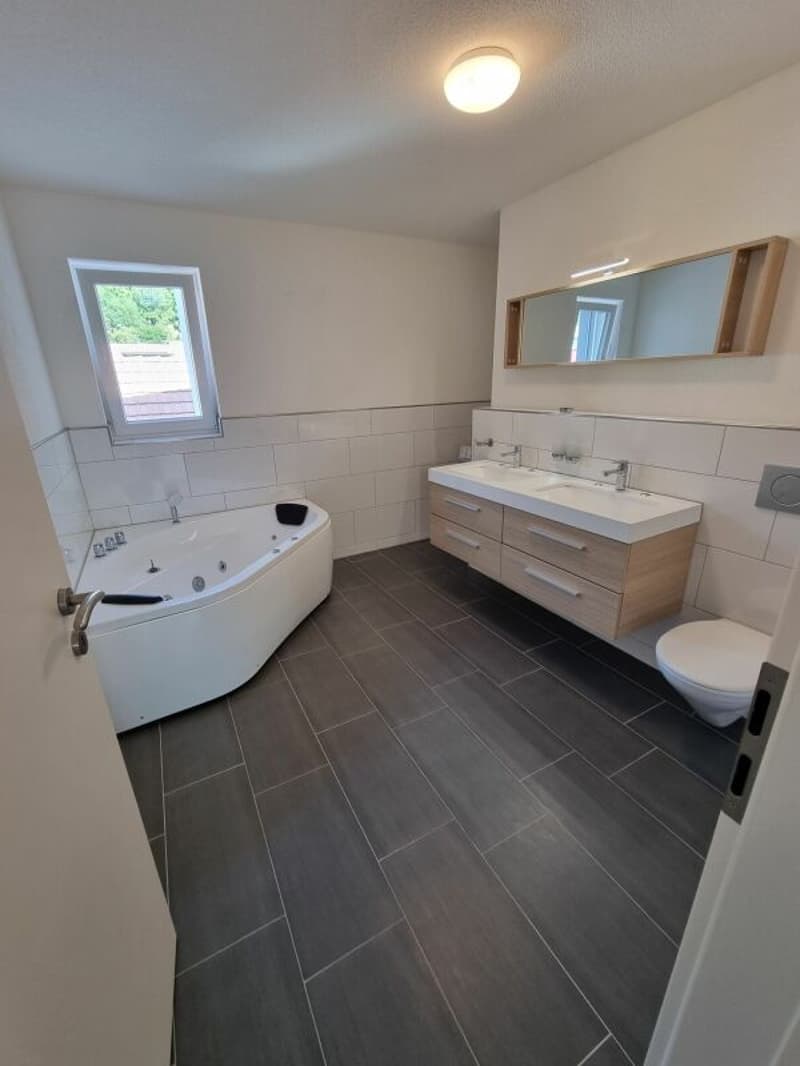 Brand new 5.5-room apartment with balcony for rent in Meinisberg (3)