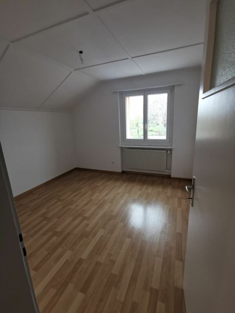 2.5-Zimmer-Dachwohnung in Lengnau zu vermieten (5)