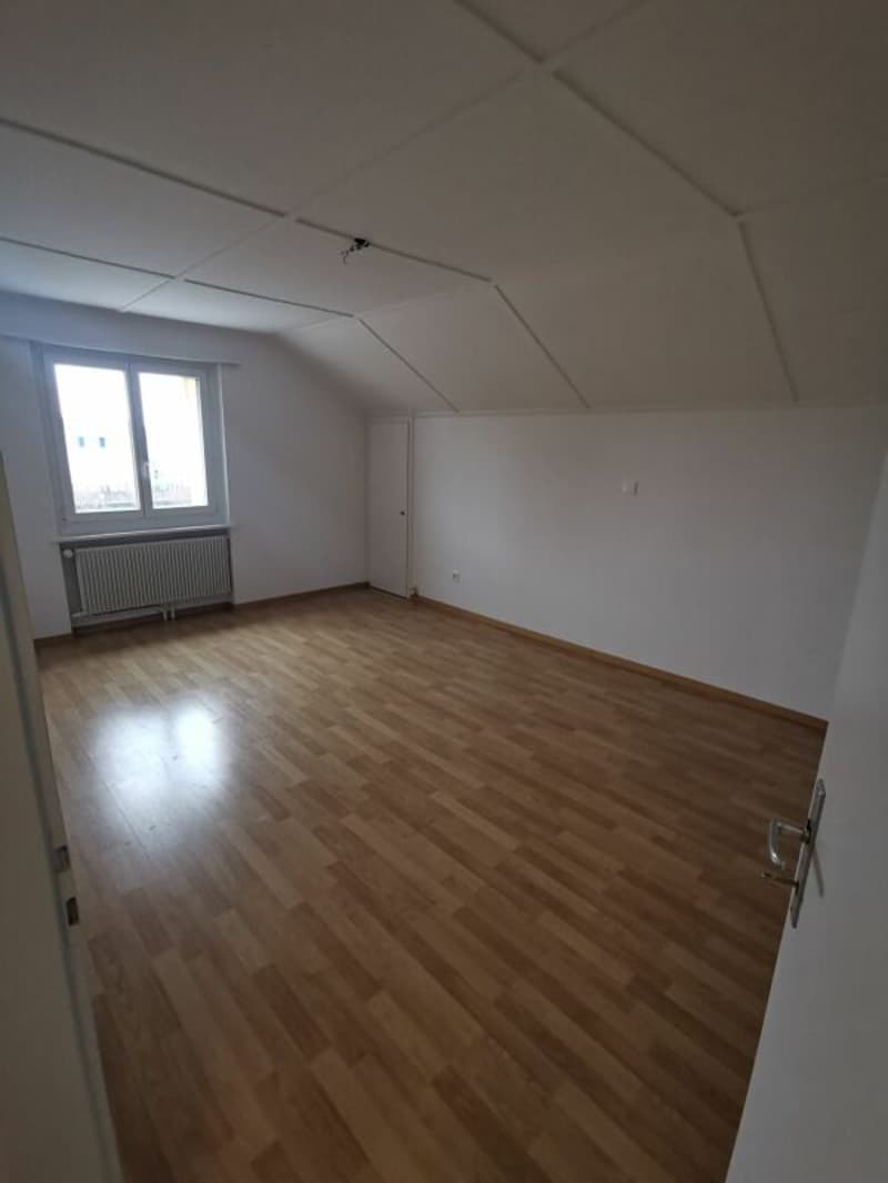 2.5-Zimmer-Dachwohnung in Lengnau zu vermieten (4)