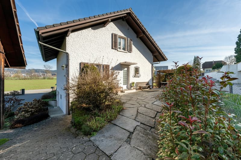 Una casa con grandi dintorni & spazio per idee (3)