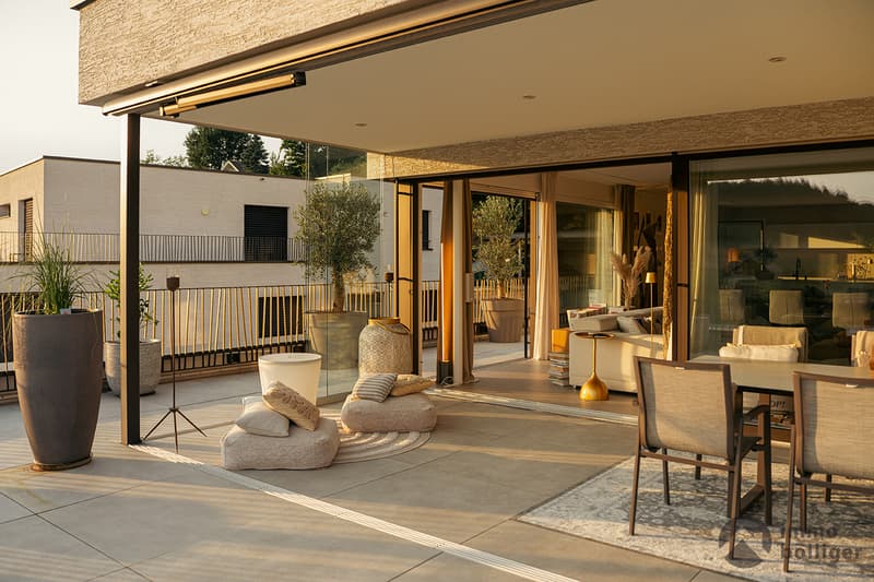 Wohnen wie im Einfamilienhaus - stilvolle Attika mit 137 m² Terrasse (2)