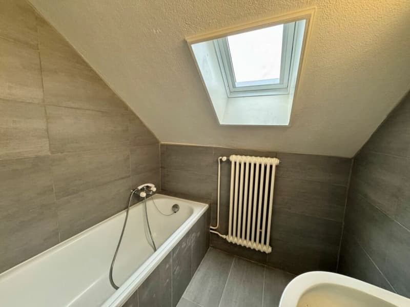 Un mese di affitto netto offerto! Appartamento di 3.5 locali soffitto per vivere con comfort (5)