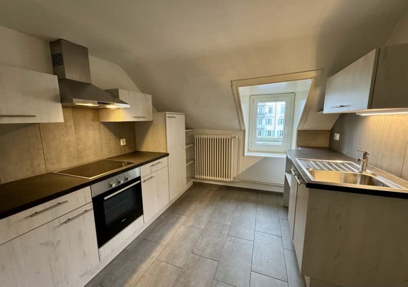 Un mese di affitto netto offerto! Appartamento di 3.5 locali soffitto per vivere con comfort (2)