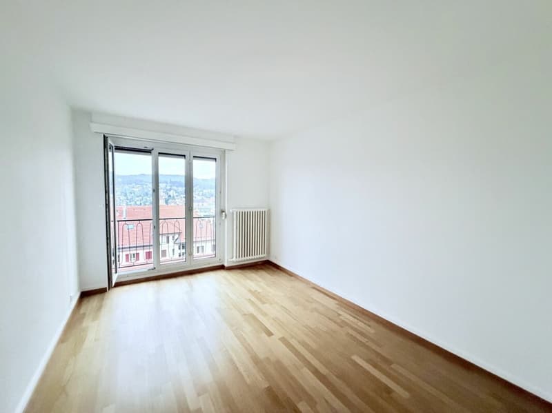 Spacieux ! Appartement de 3.0 pièces avec vue sur la ville (3)