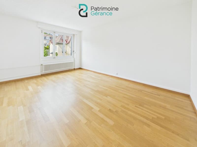 Spacieux ! Appartement de 3.0 pièces avec vue sur la ville (7)