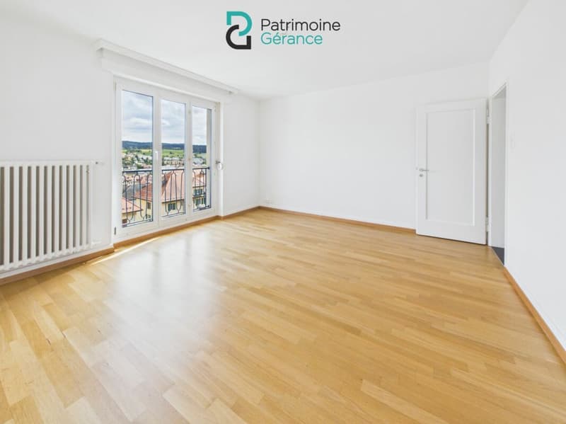 Spacieux ! Appartement de 3.0 pièces avec vue sur la ville (3)