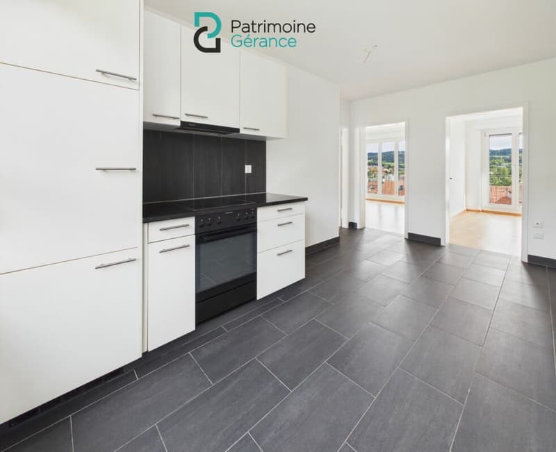 Spacieux ! Appartement de 3.0 pièces avec vue sur la ville (1)