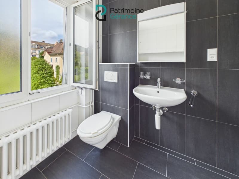Spacieux ! Appartement de 3.0 pièces avec vue sur la ville (8)