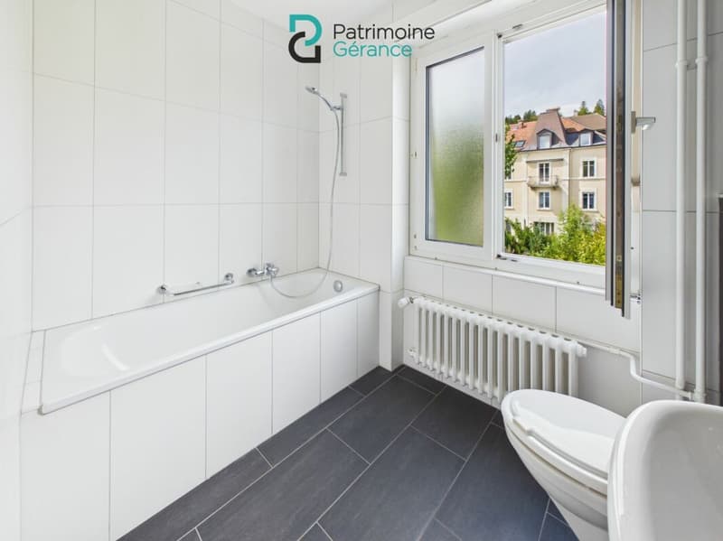 Spacieux ! Appartement de 3.0 pièces avec vue sur la ville (9)
