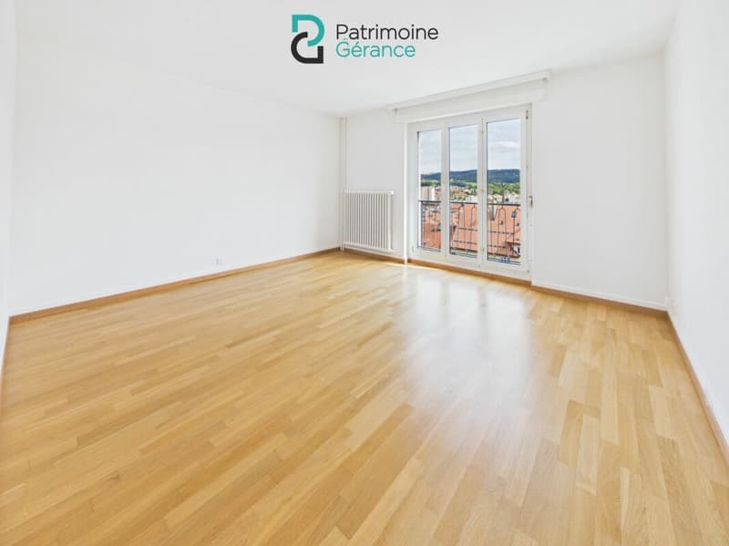 Spacieux ! Appartement de 3.0 pièces avec vue sur la ville (4)