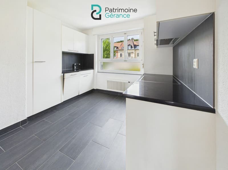 Spacieux ! Appartement de 3.0 pièces avec vue sur la ville (2)