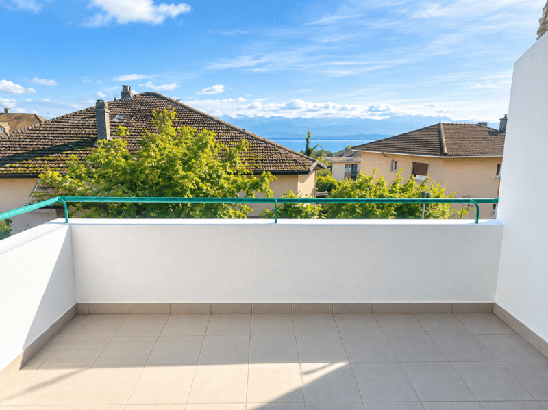 APPARTEMENT DE 3.5 PIÈCES RÉNOVÉ AVEC TERRASSE ET VUE SUR LE LAC ! (1)