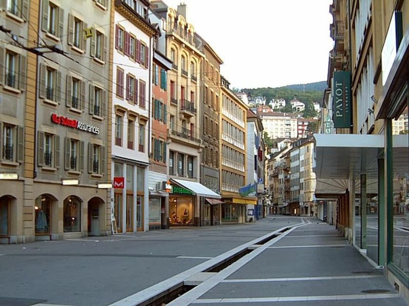 ARCADE COMMERCIALE RÉNOVÉE DE 26 M² AU COEUR DE NEUCHÂTEL (1)