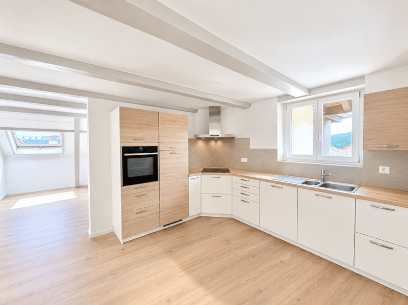 APPARTEMENT DE 4.5 PIÈCES ENTIÈREMENT RÉNOVÉ AVEC TERRASSE ET VUE SUR LA VALLÉE (1)