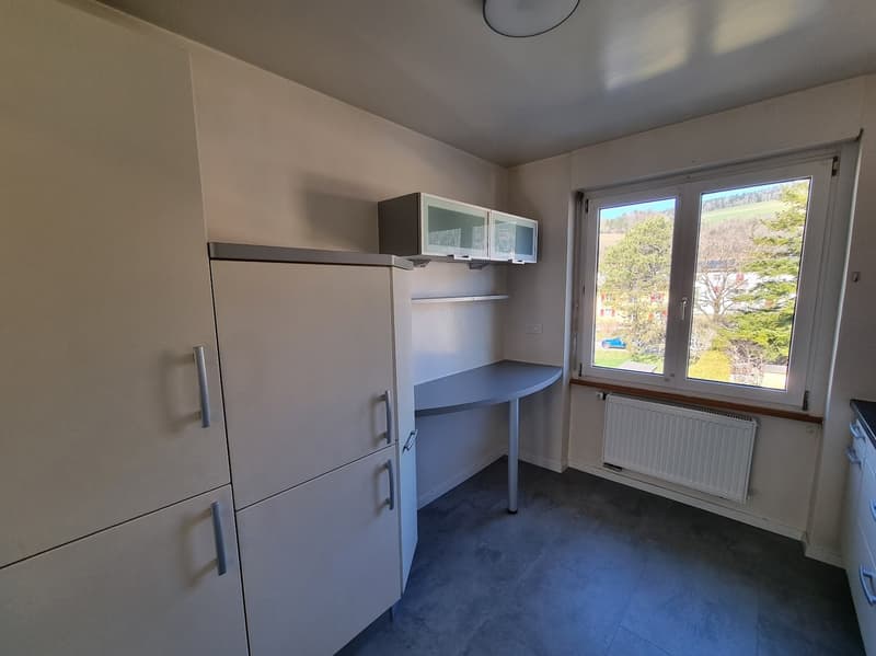 Spacious 4.5-room apartment with balcony in Couvet (3)
