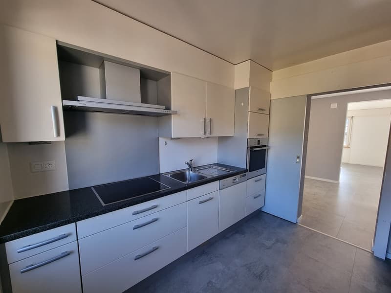 Spacious 4.5-room apartment with balcony in Couvet (1)