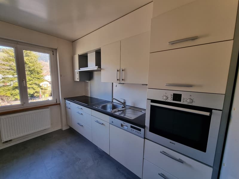 Spacious 4.5-room apartment with balcony in Couvet (2)