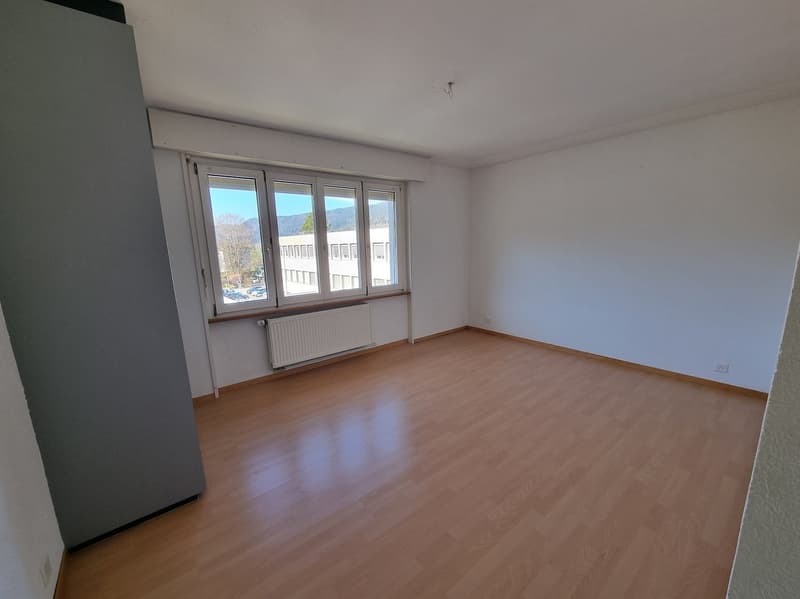 Spacious 4.5-room apartment with balcony in Couvet (8)