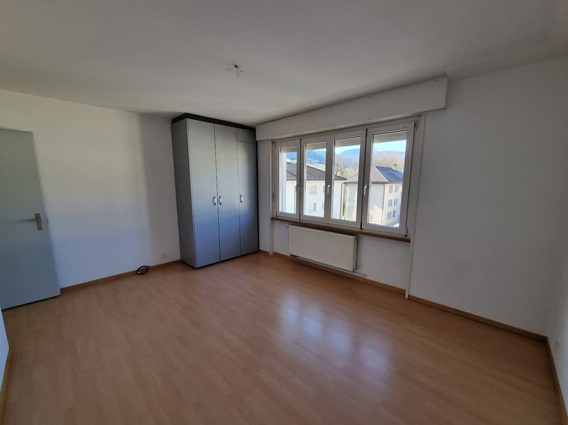 Spacious 4.5-room apartment with balcony in Couvet (7)