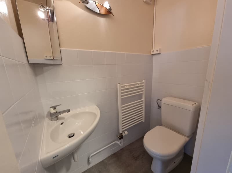 Spacious 4.5-room apartment with balcony in Couvet (13)