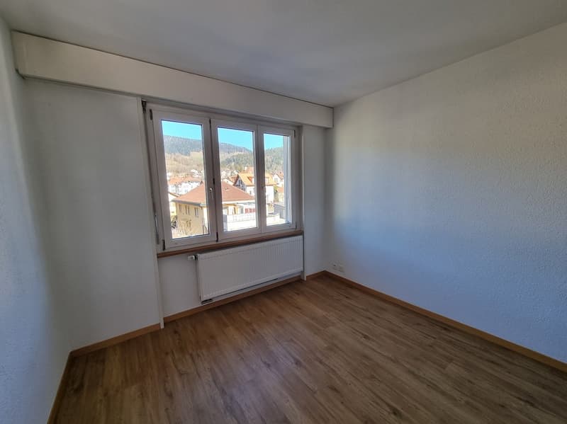 Spacious 4.5-room apartment with balcony in Couvet (9)