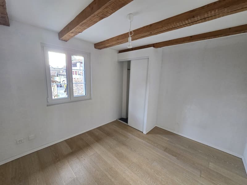 empty room, wooden floor, white walls, wooden beams, window, closet