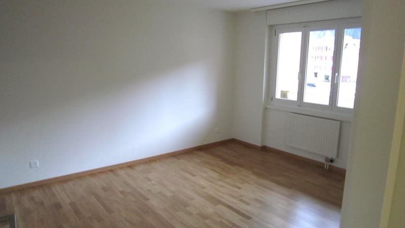 Appartamento luminoso di 3 locali con balcone a Fleurier (3)