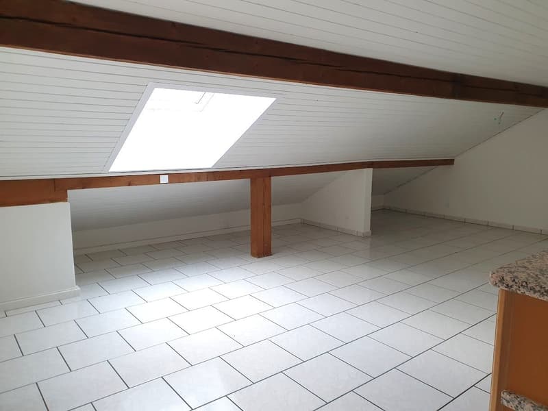 Appartamento mansardato con 3 locali e balcone (5)