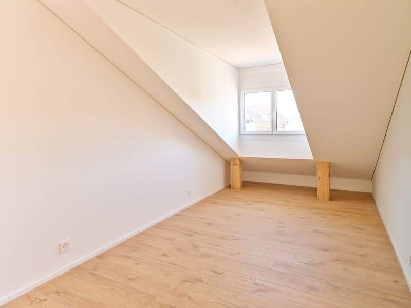 Lussuosa mansarda di 3,5 locali con grande vetrata su balcone (4)