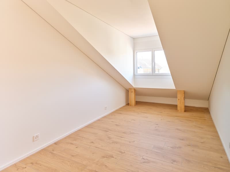 Luxurious 3.5 room attic with large glass front on protected balcony (4)