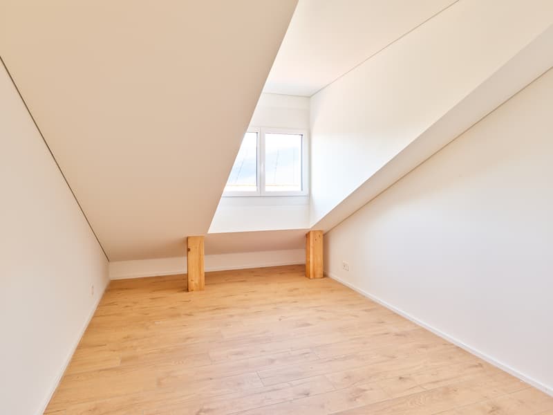 Luxurious 3.5 room attic with large glass front on protected balcony (2)