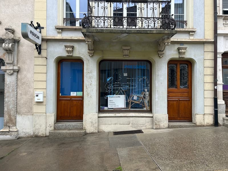 Petit local commercial avec vitrine au coeur de Romont (1)