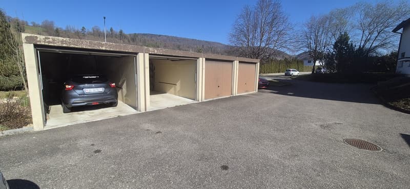 3 car garage, empty parking space