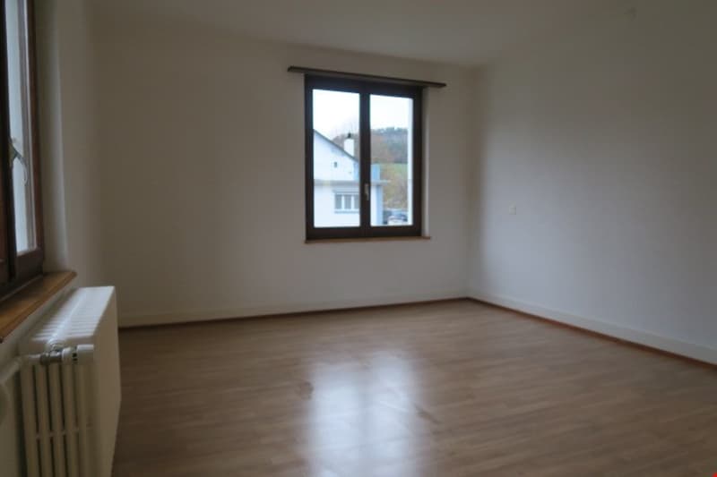 Wooden floor, white walls, window, radiator