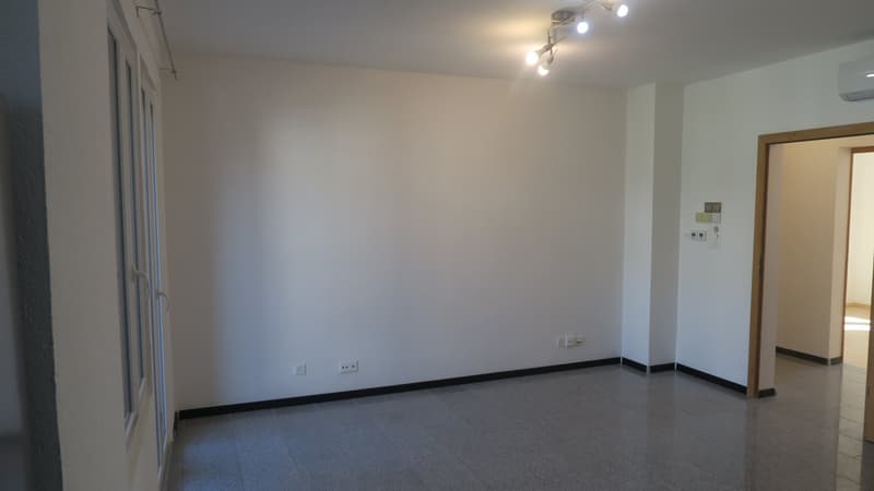 empty room, white walls, tiled floor, windows, power outlets, ceiling lights