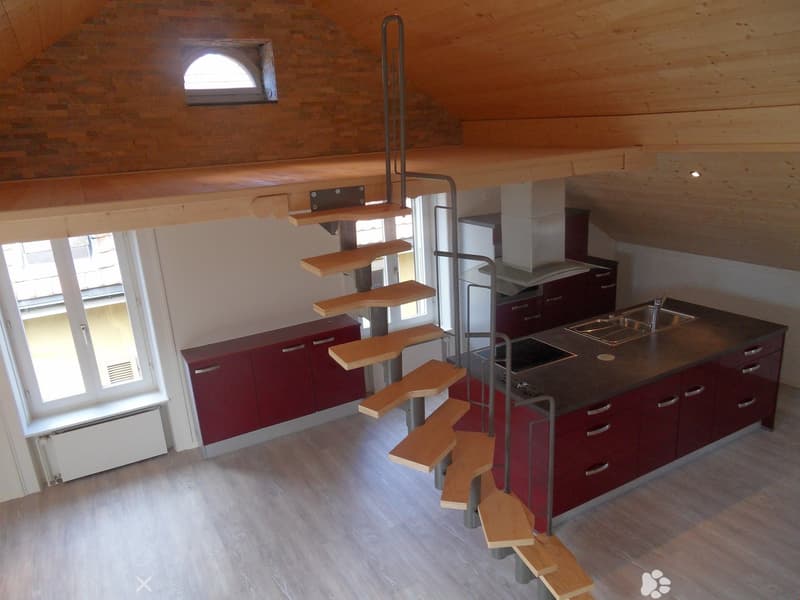 TOP Aussergewöhnliche Dachwohnung mit Galerie ganz Zentral (2)