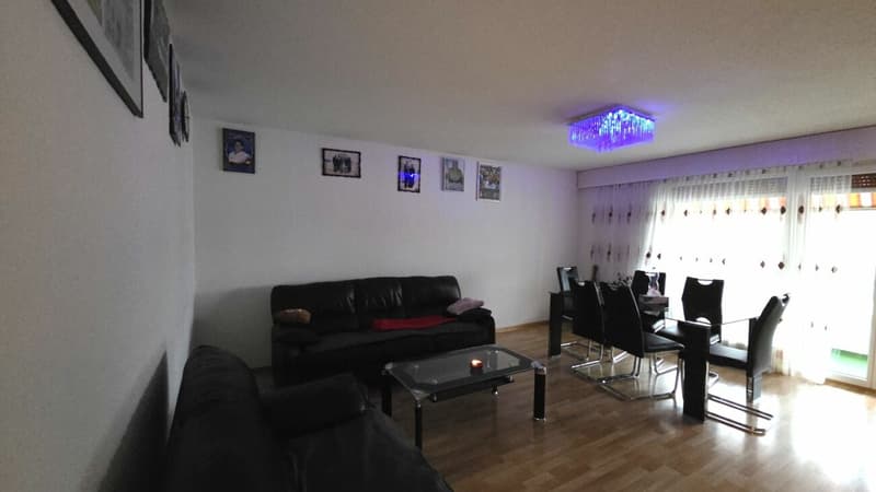 Leben in 4.5 Zimmerwohnung im obersten Geschoss mit Balkon (2)