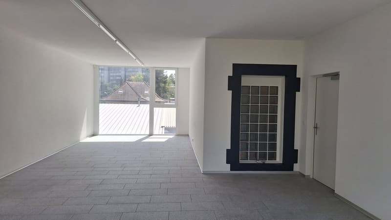 Moderne Gewerberäume mit Balkon in Nidau (7)