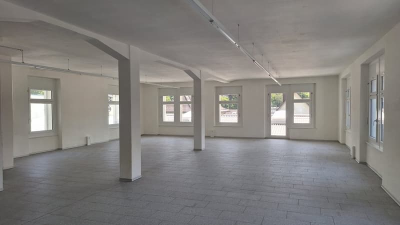 Moderne Gewerberäume mit Balkon in Nidau (3)