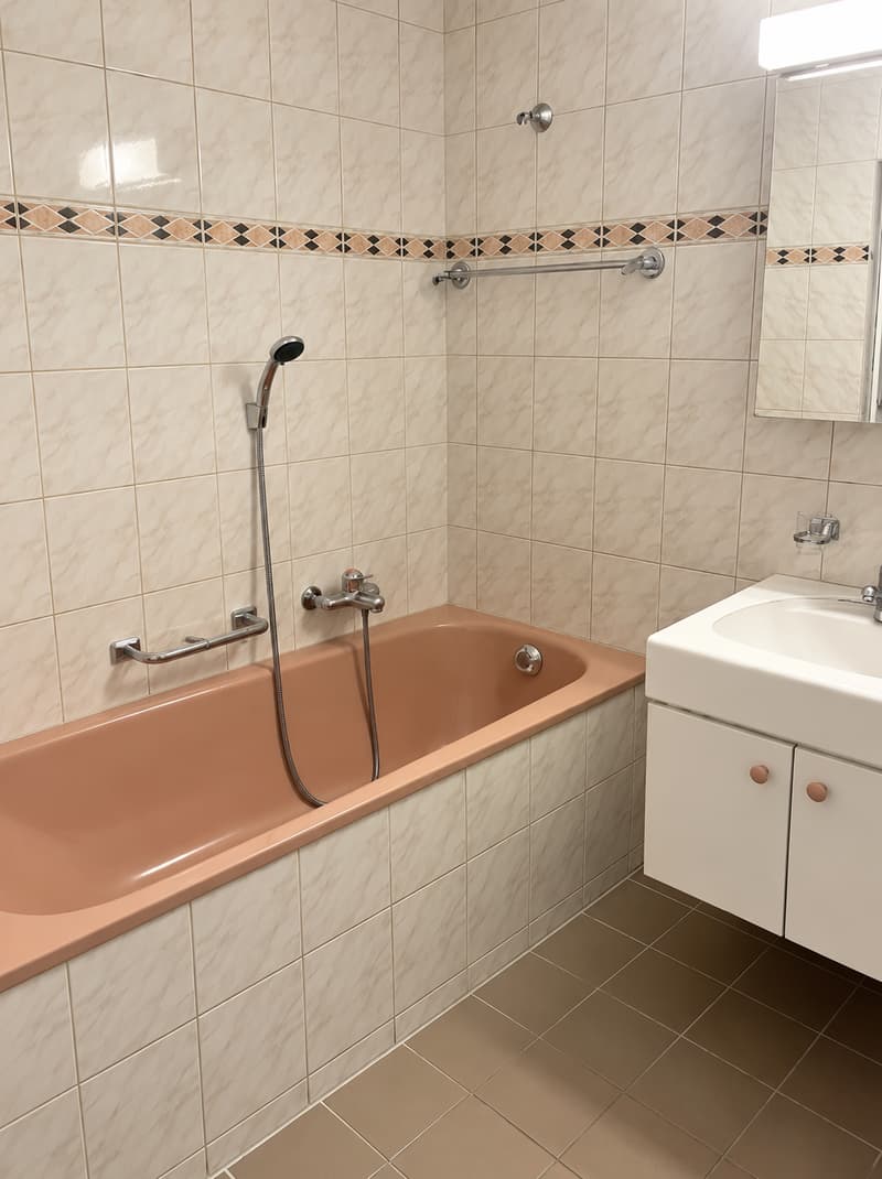 Charmant appartement de 2.5 pièces avec balcon et place de parc intérieure (6)