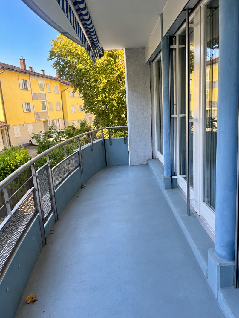 Charmant appartement de 2.5 pièces avec balcon et place de parc intérieure (4)