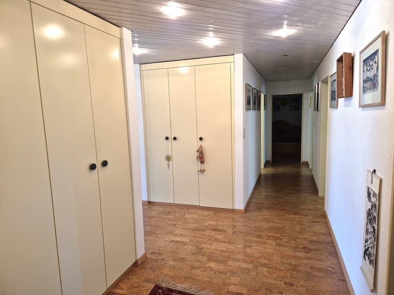 Grosszügiges Entrée mit Wandschränken