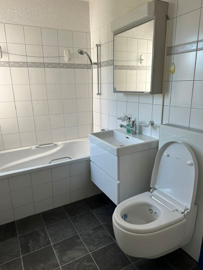 Schöne 4.5-Zimmer-Wohnung mit 2 Balkonen, Keller und Einstellhallenplatz (15)