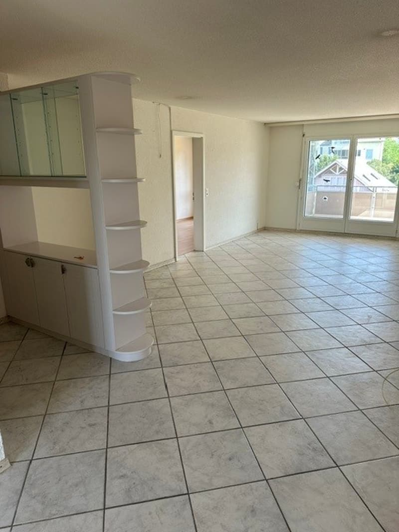 Schöne 4.5-Zimmer-Wohnung mit 2 Balkonen, Keller und Einstellhallenplatz (4)