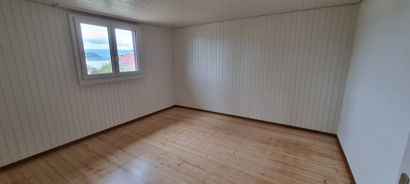 Renovierte 2.5-Zimmer-Dachwohnung mit Seeblick in Murten (7)
