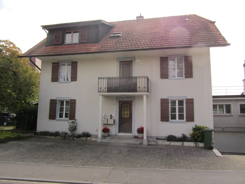 Renovierte 2.5-Zimmer-Dachwohnung mit Seeblick in Murten (1)