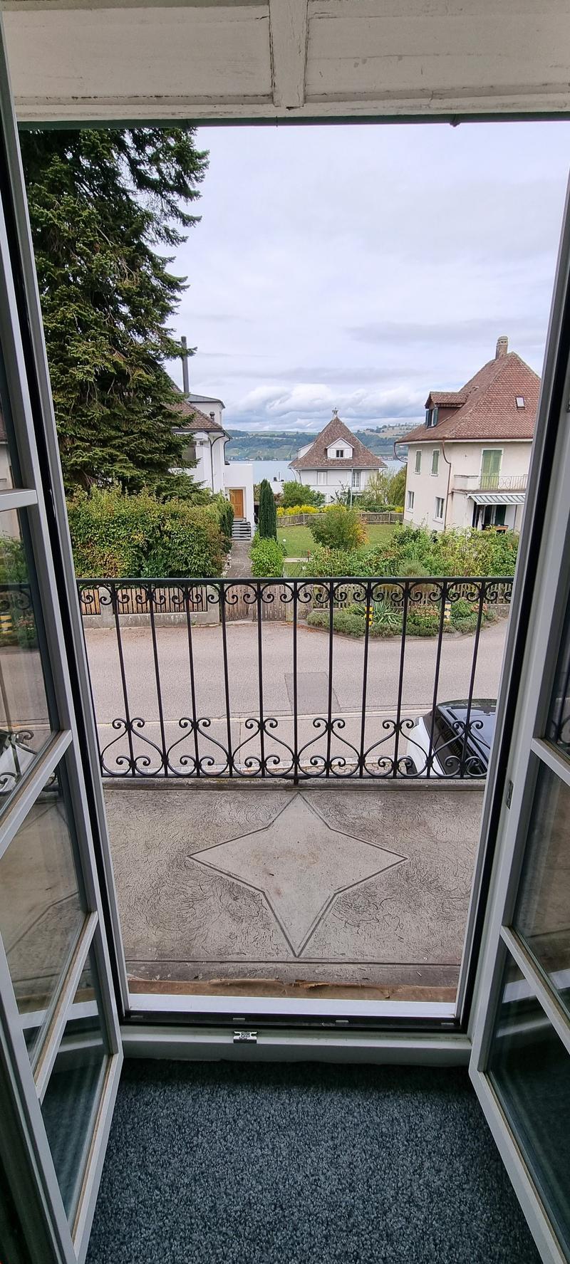 Renovierte 2.5-Zimmer-Dachwohnung mit Seeblick in Murten (10)