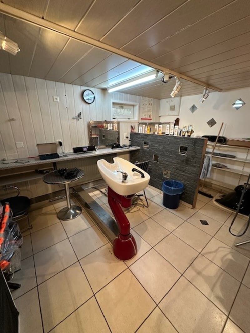 Coiffeursalon im UG , gut auch als Zimmer nutzbar.