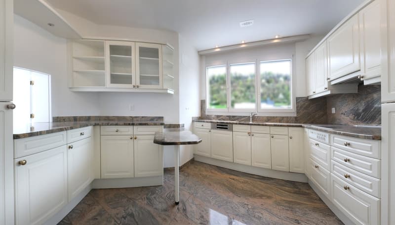 High-quality 6-room attic apartment with panoramic views (8)