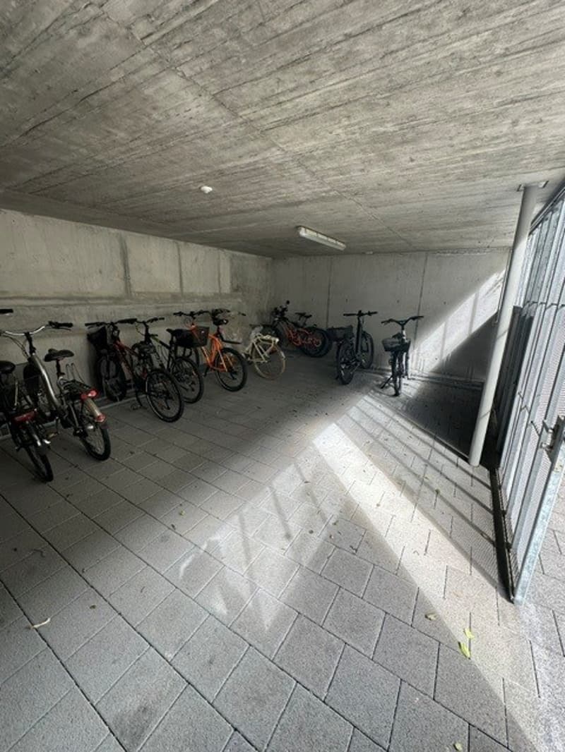Der sichere Veloraum vor dem Haus